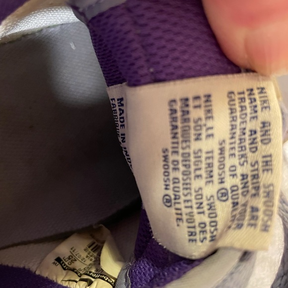 Nike Air white/purple sneaker, 7y. - Picture 6 of 10
